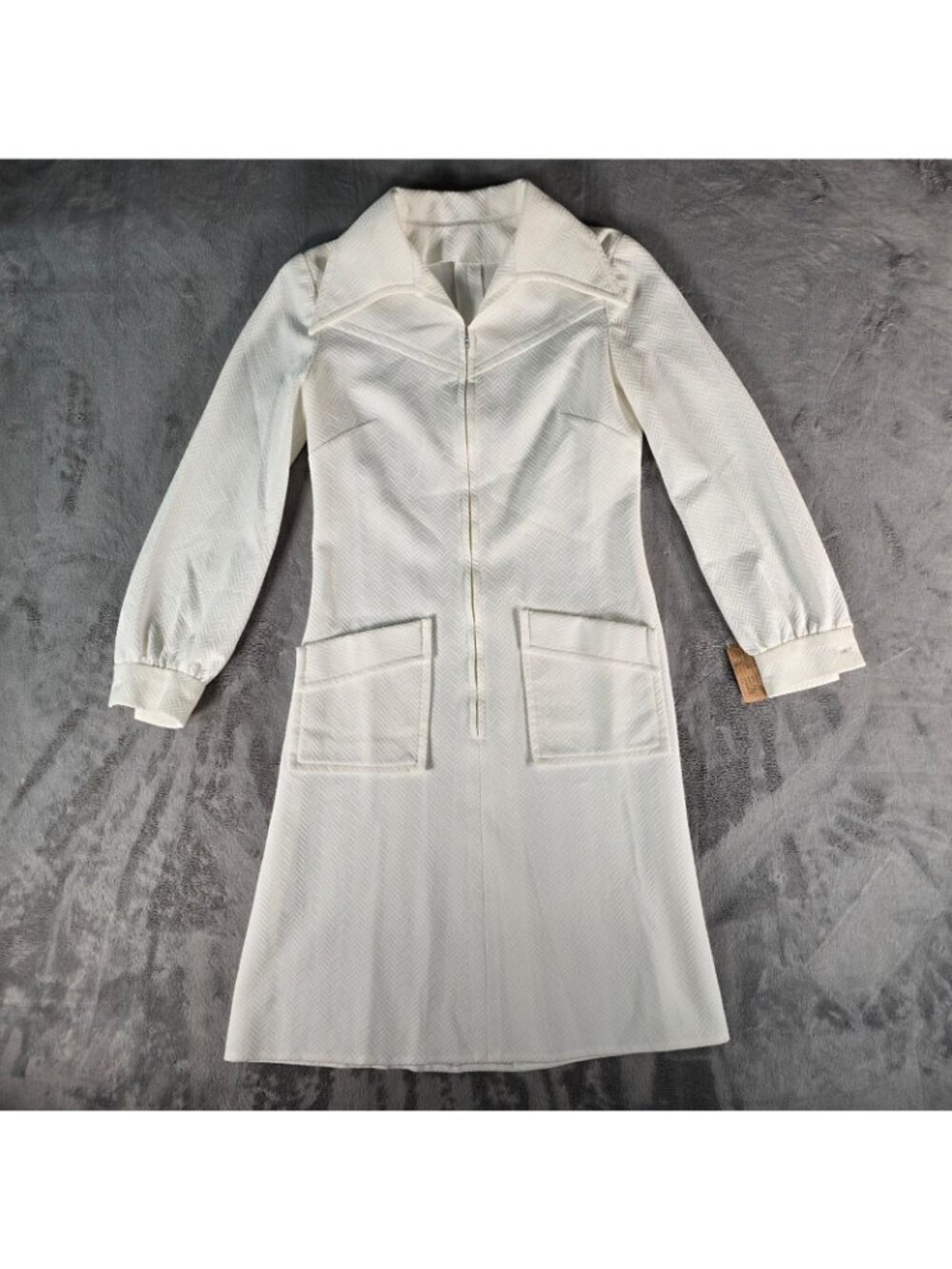 Vintage Early 1970s Ivory Textured Chevron Knee-Length Mod Dress (Size 6/S) - Picture 8 of 11